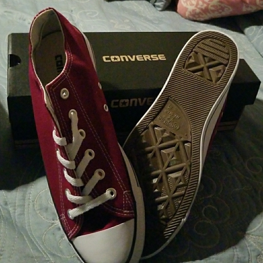 Brand new converse (burgandy)